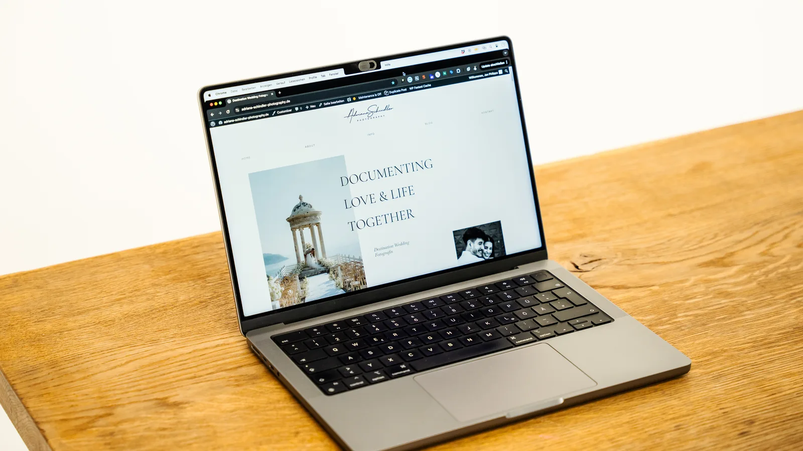 Webdesign-Freelancer Jan Philipps, MacBook mit gestalteter Website (Adriana Schindler Photography)