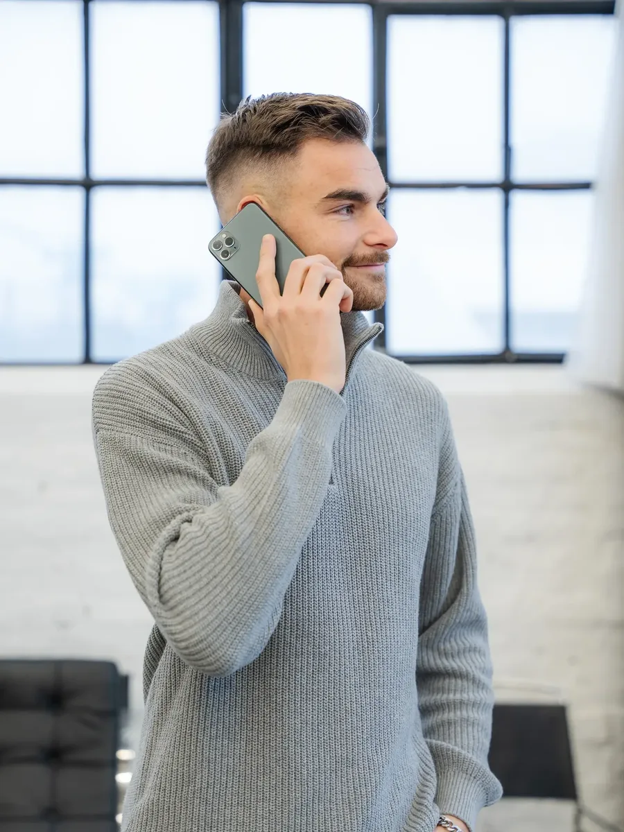 Jan Philipps im Gespräch am Telefon, Google-Ads-Betreuung mit festem Ansprechpartner