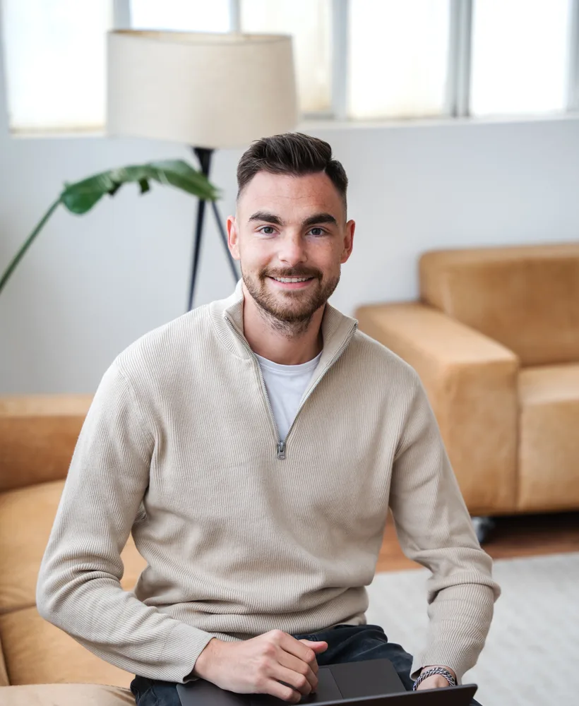 GEO-Freelancer Jan Philipps mit MacBook
