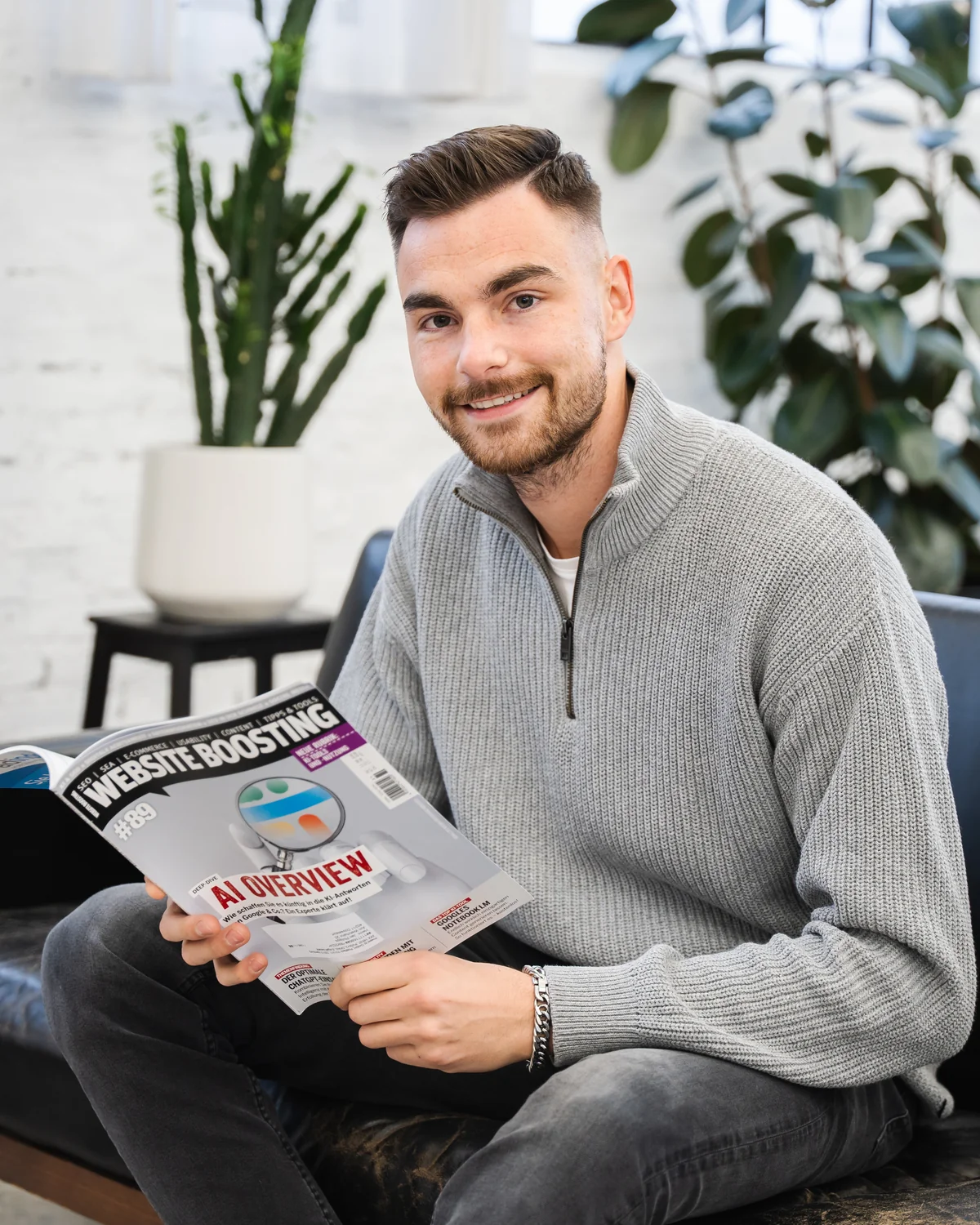 Jan Philipps liest das Fachmagazin Website Boosting mit einem Titel zu AI Overviews – Recherche, die seine Arbeit als GEO-Freelancer prägt