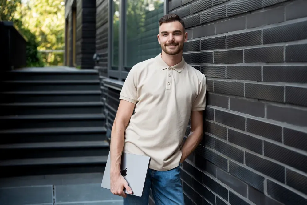 Google-Ads-Freelancer Jan Philipps, zertifiziert, mit MacBook