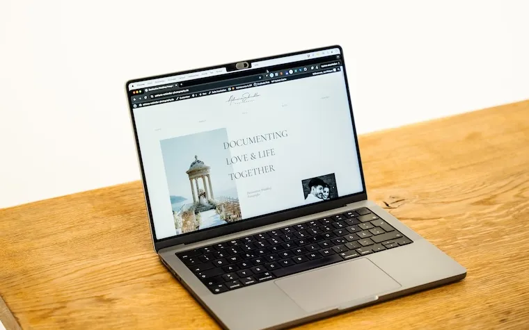 Aufbau und Umsetzung der Website am Laptop – für einen Kunden aus Neuss