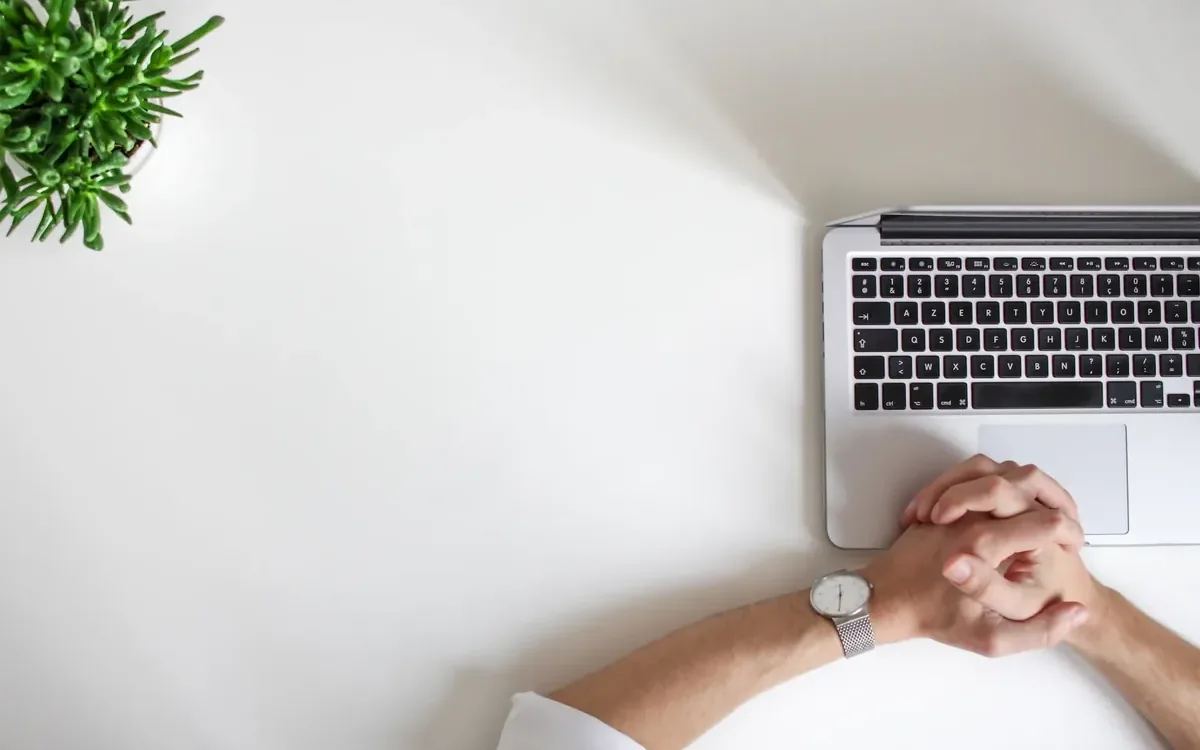 Website-Optimierung am Laptop