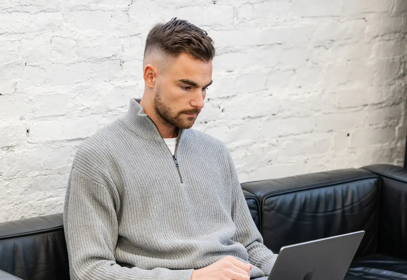 Jan Philipps arbeitet am Laptop an den Kampagnen eines Betriebs aus Hamm