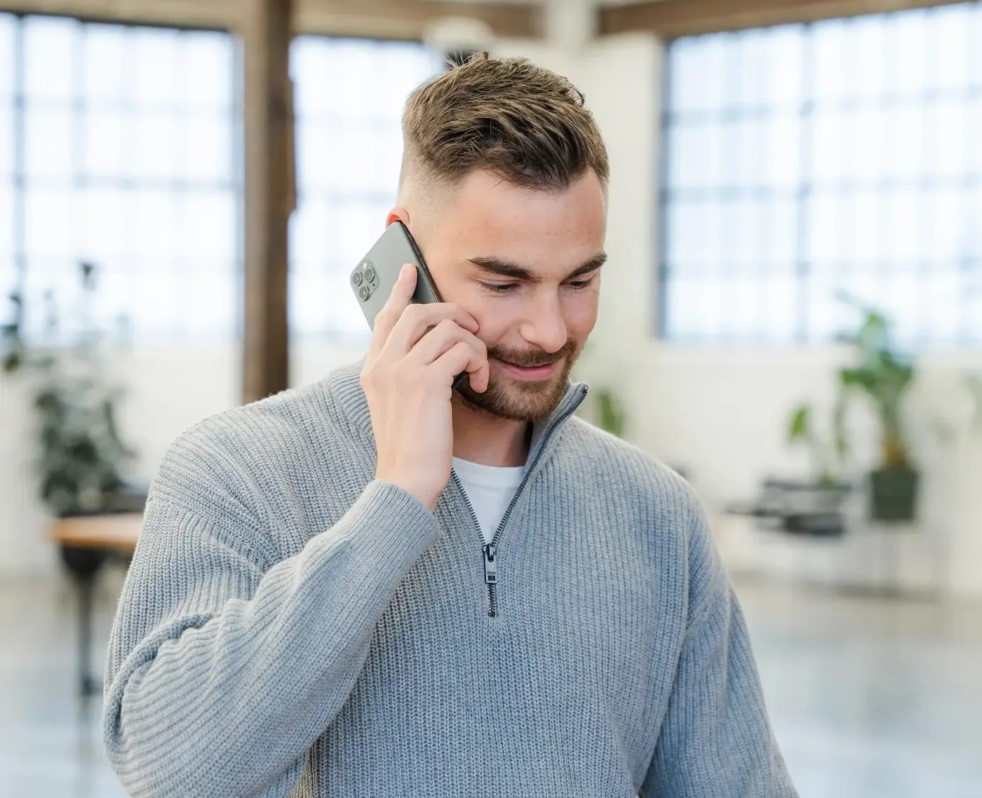 Jan Philipps geht die Kampagnen-Zahlen eines Kunden aus Herne am Telefon durch