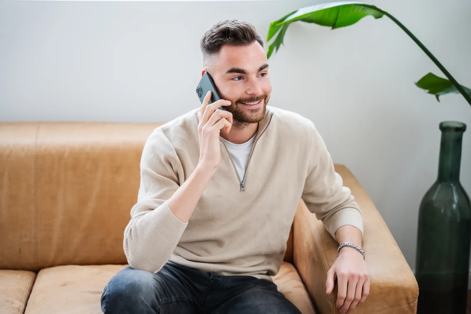 Jan Philipps bespricht am Telefon die Ergebnisse der Social-Ads-Kampagne