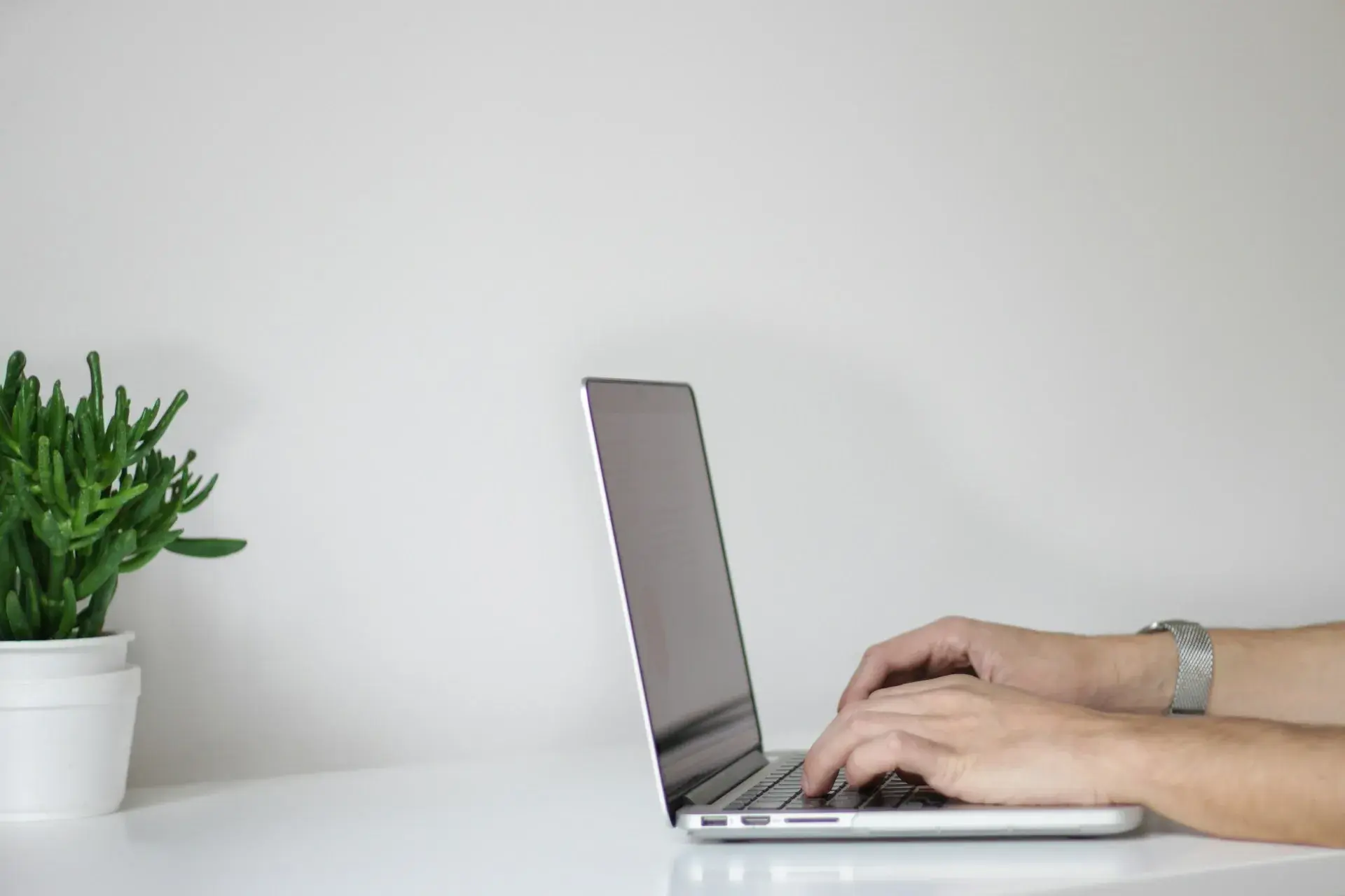 Hände tippen am Laptop — Setup und Launch einer Meta-Ads-Kampagne