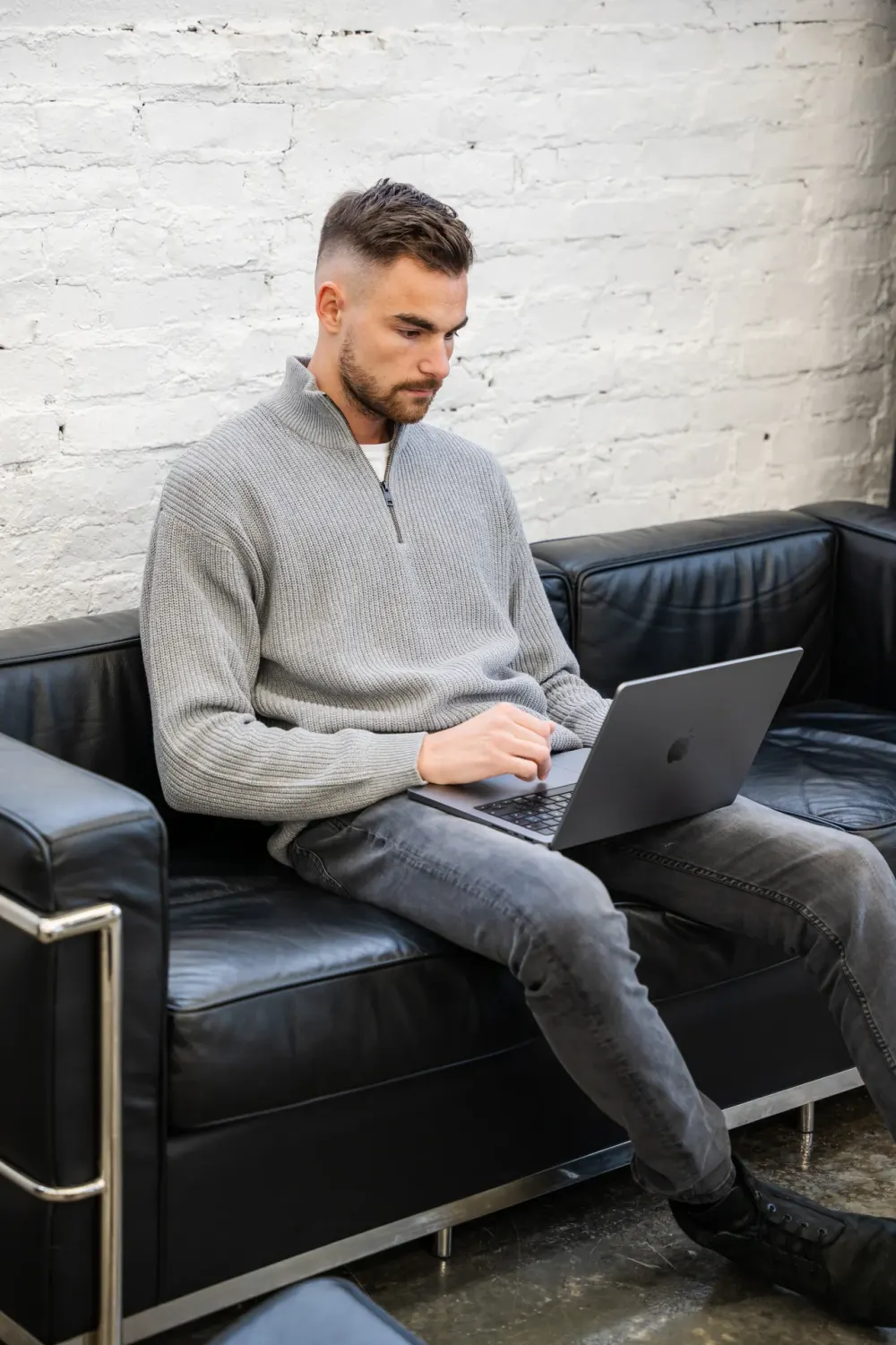 Konzentrierte SEO-Arbeit am Laptop – für Kunden in Darmstadt