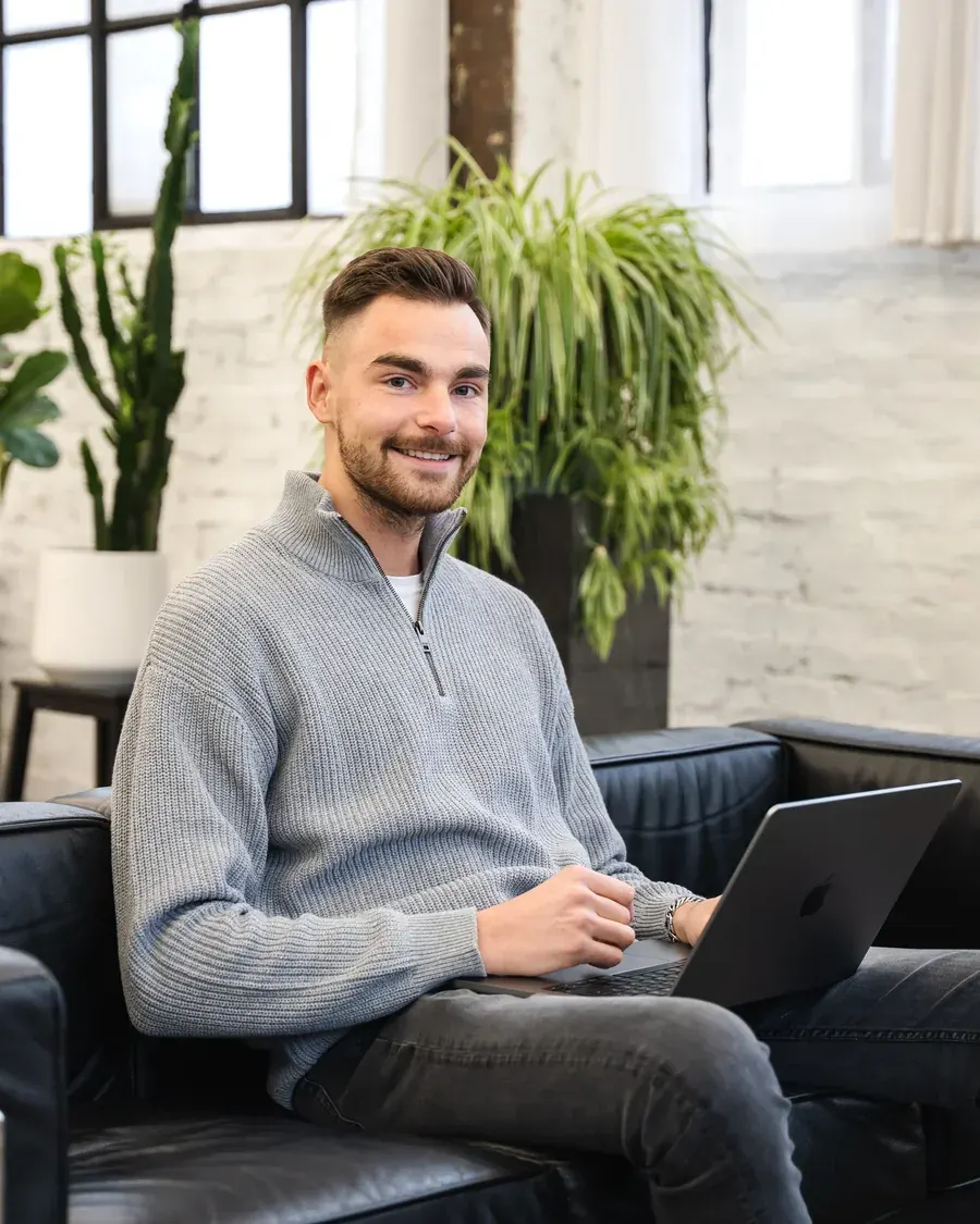 Jan Philipps bei der SEO-Arbeit für ein Unternehmen aus Paderborn