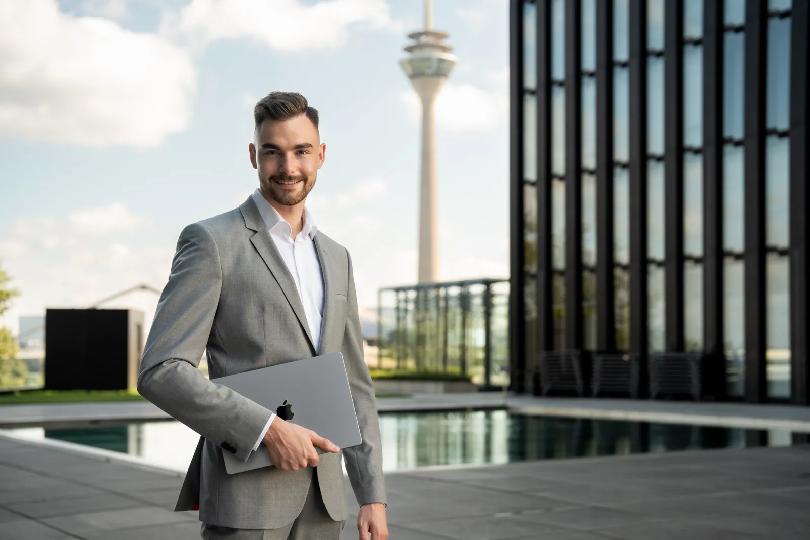 Jan Philipps im Düsseldorfer Medienhafen, Ansprechpartner für Google Ads in Krefeld
