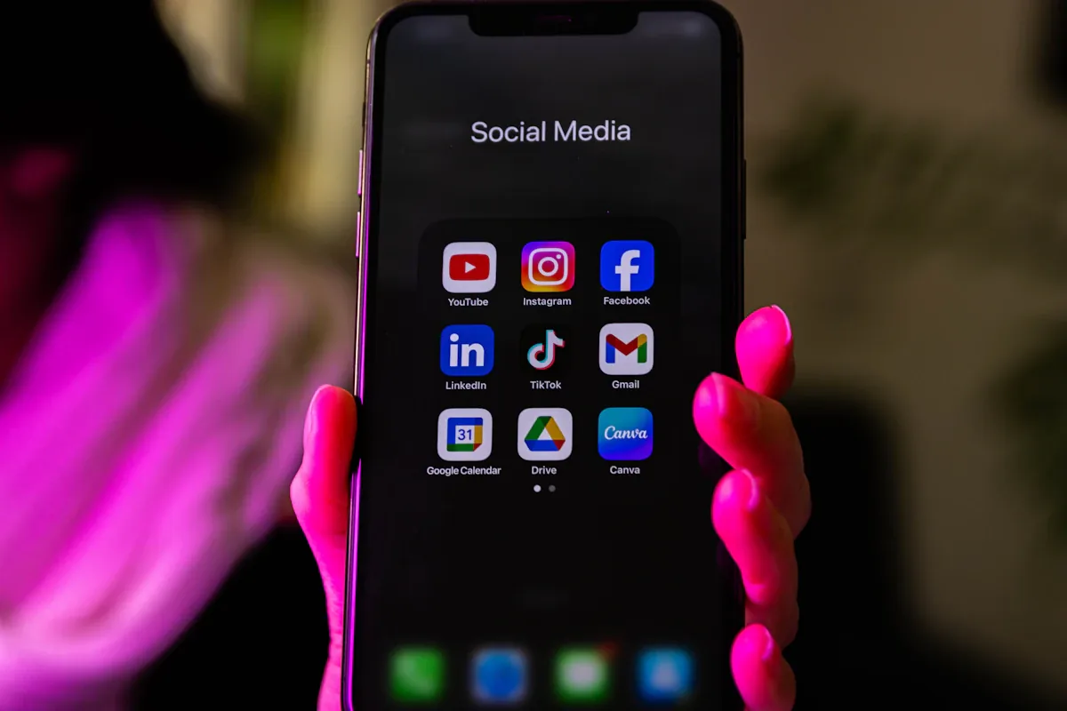 Smartphone mit Social-Media-Apps (Instagram, Facebook, TikTok, YouTube) – Social Ads über Meta & Co.