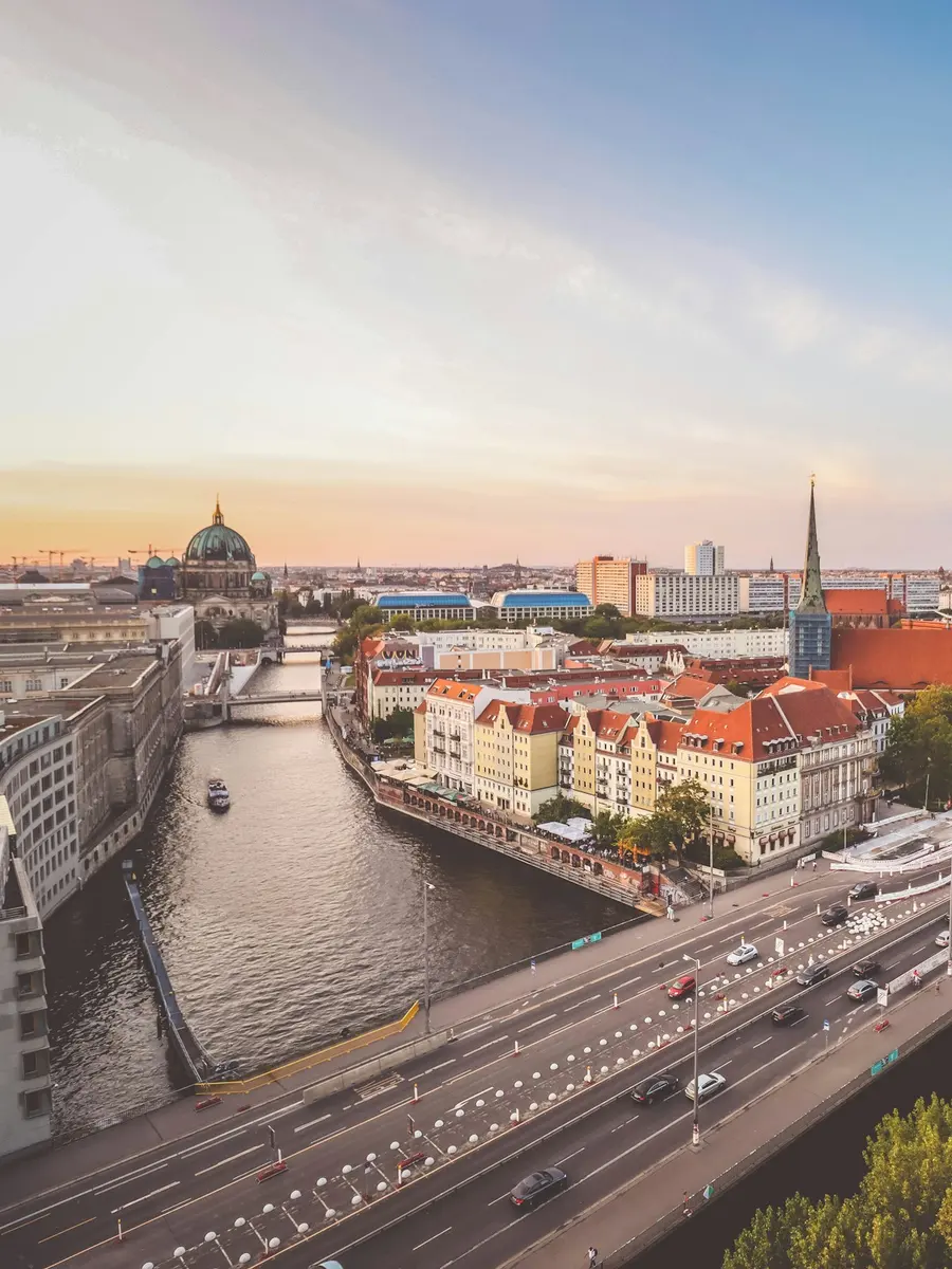 Blick über die Spree auf Museumsinsel und Fernsehturm in Berlin