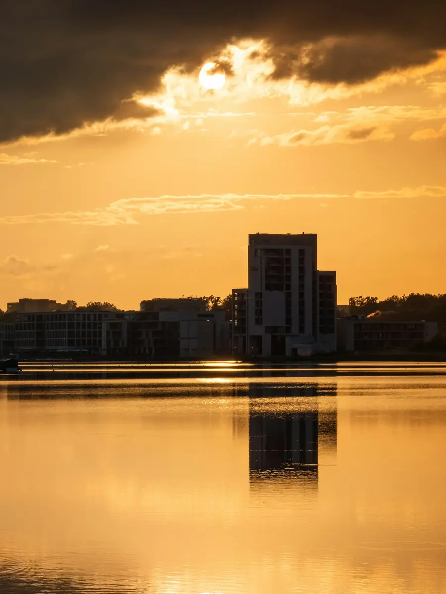 Dortmunder See im Abendlicht mit der Skyline