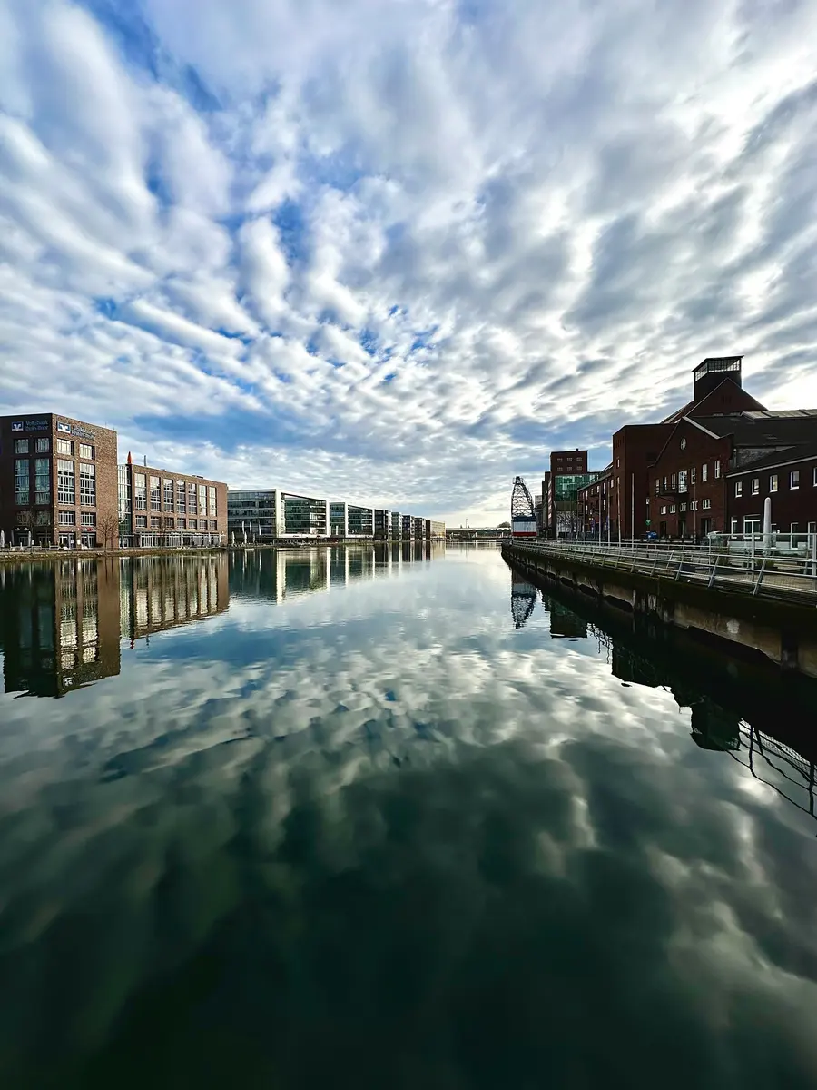 Duisburger Innenhafen mit den Speichergebäuden