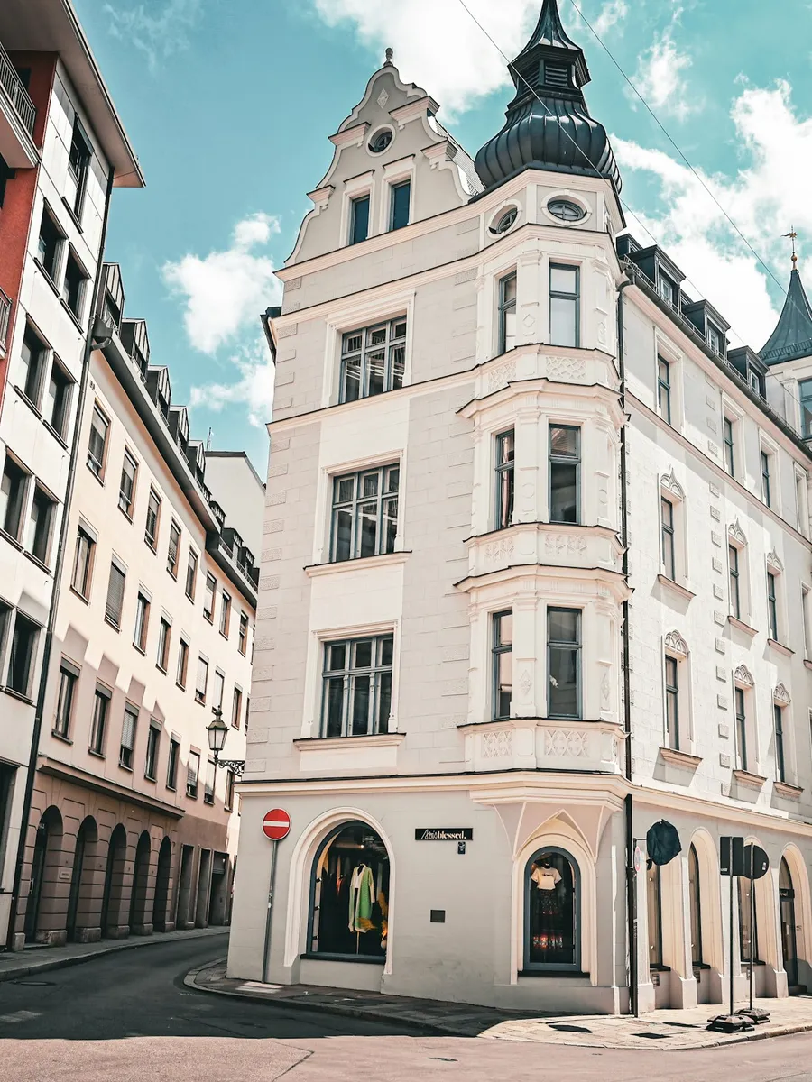 Altbau-Eckhaus mit Türmchen an einer Stadtstraße