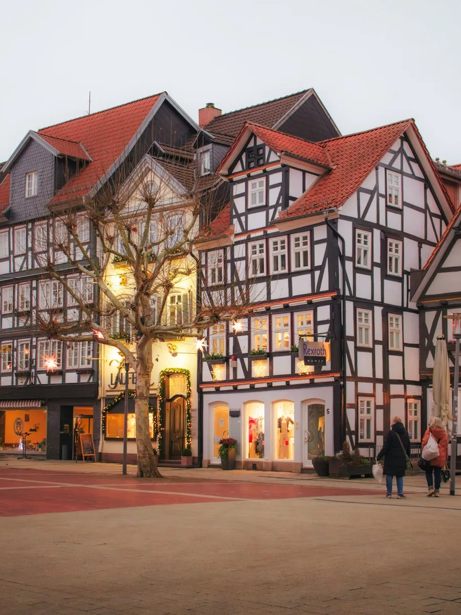 Fachwerkhäuser am Abend in einer Fußgängerzone