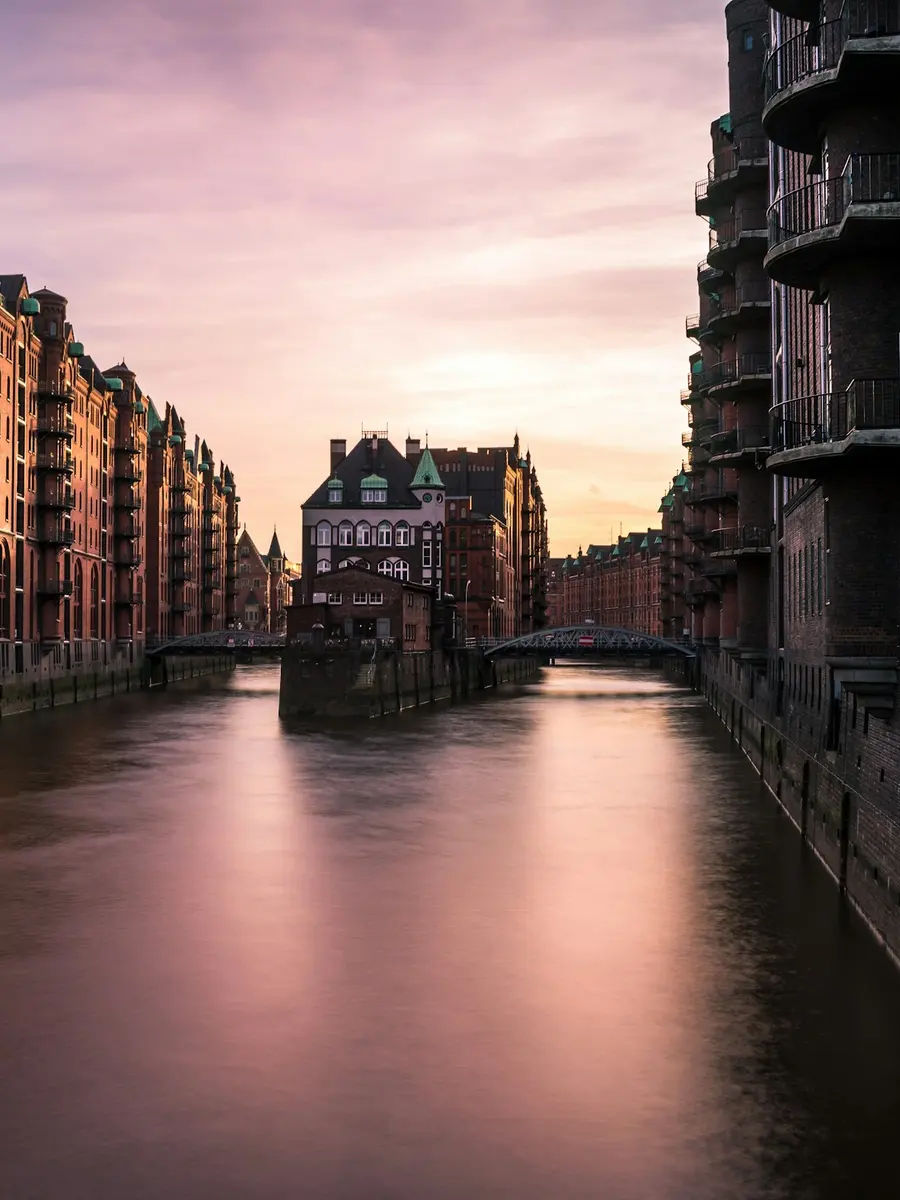 Hamburger Speicherstadt mit dem Wasserschloss im Abendlicht