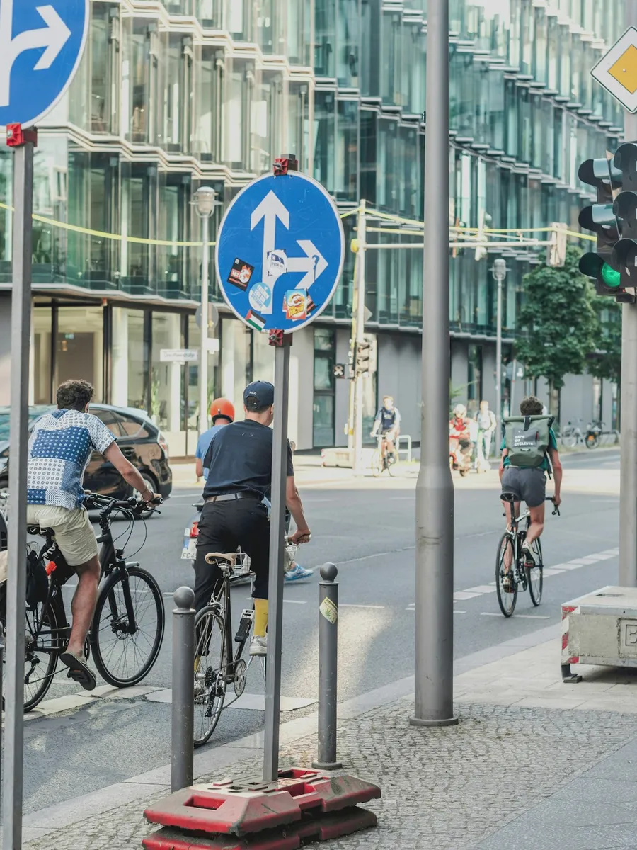 Radfahrer an einer Kreuzung im Geschäftsviertel