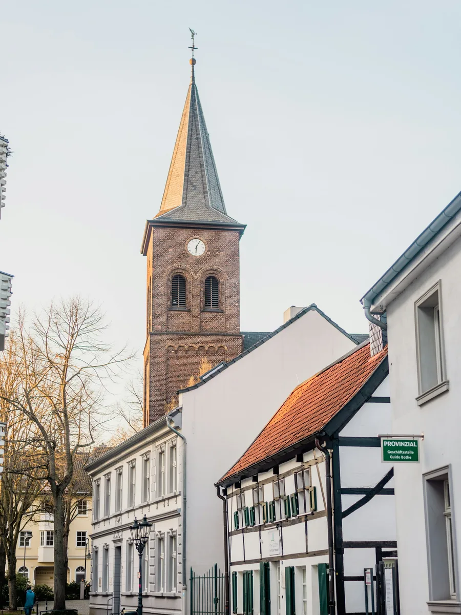 Ratinger Altstadt mit dem Kirchturm von St. Peter und Paul