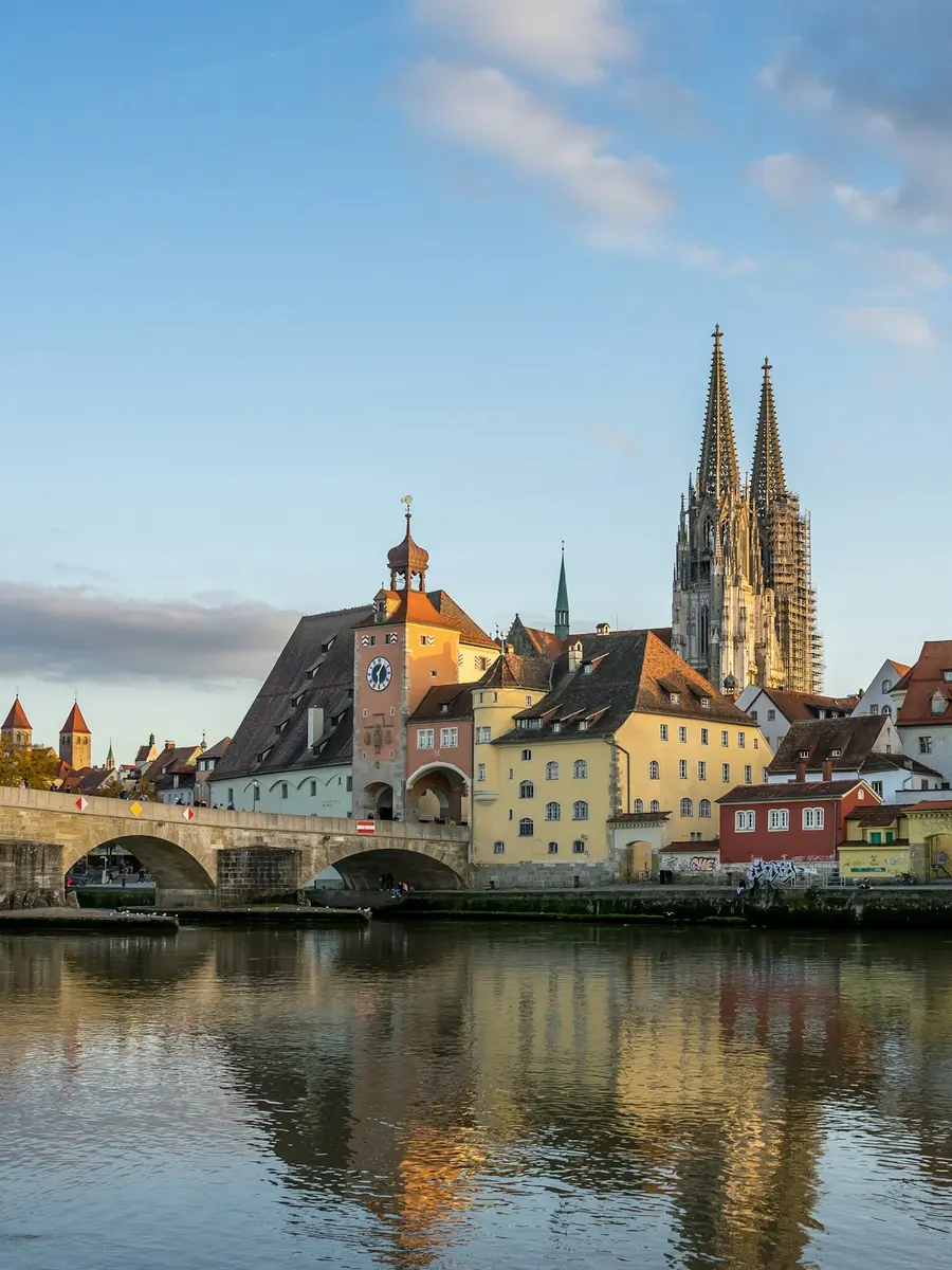 Steinerne Brücke in Regensburg mit dem Dom