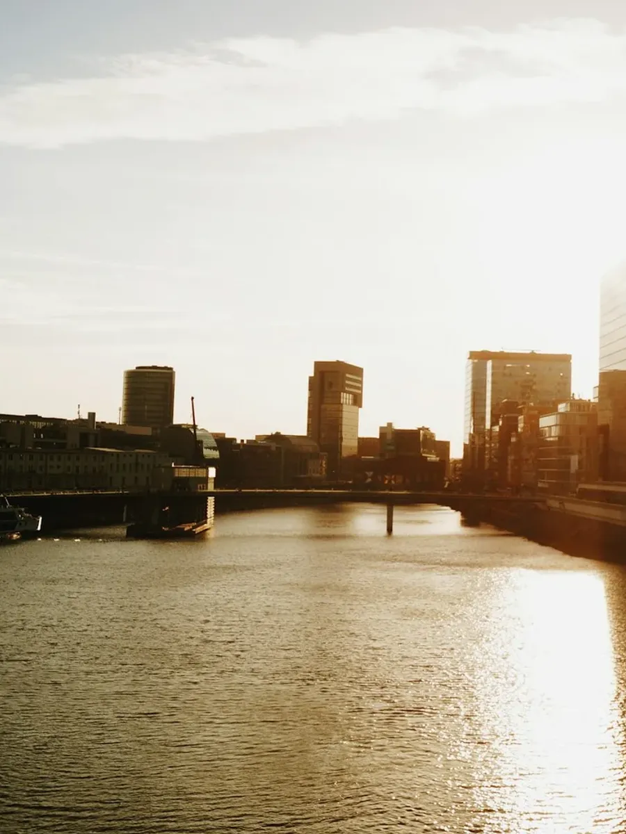 Düsseldorfer Medienhafen am Rhein im Abendlicht