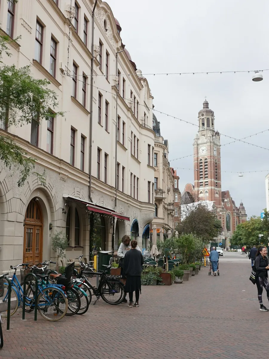 Stadtstraße mit Cafés und abgestellten Fahrrädern