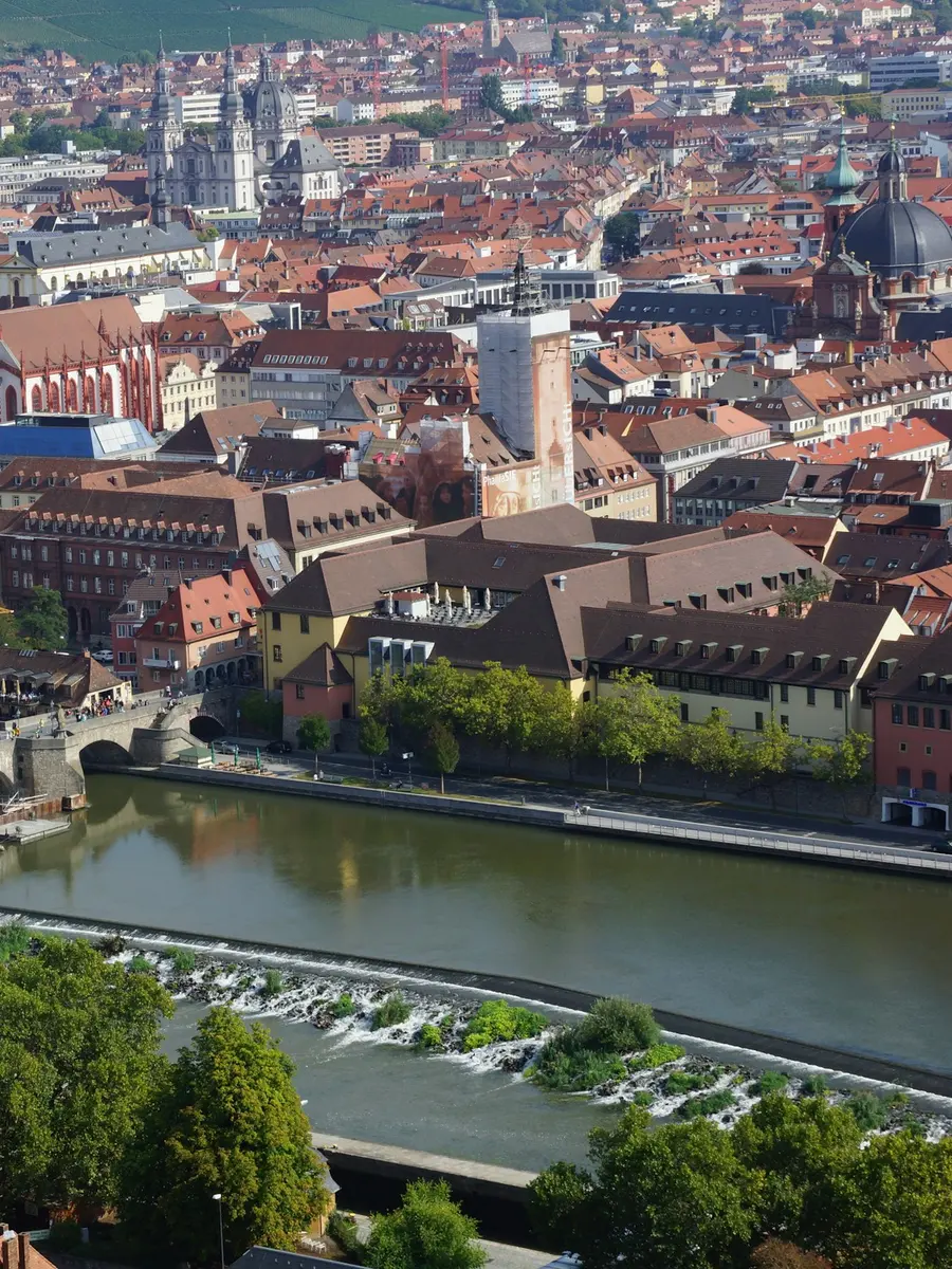 Blick über Würzburg mit der Alten Mainbrücke