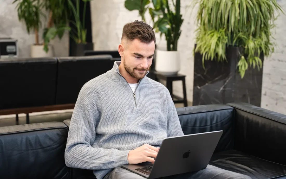 Gemeinsame Umsetzung der SEO-Maßnahmen am Laptop