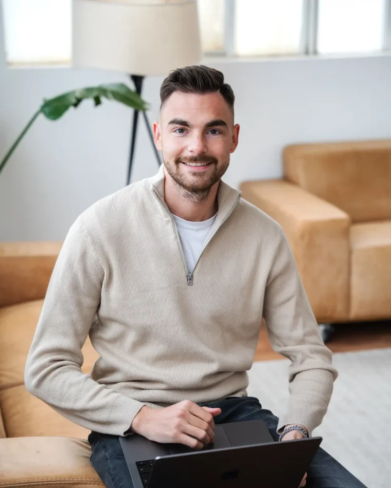 Webdesigner und Performance-Marketer Jan Philipps aus Düsseldorf am Laptop